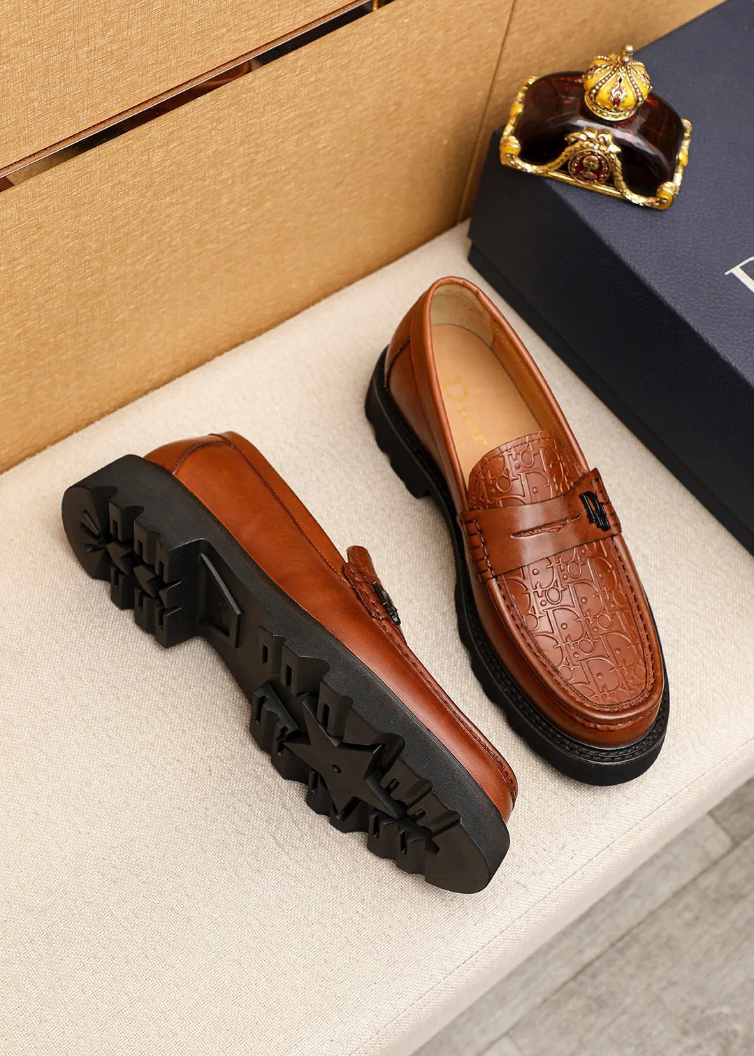 Men's shoes 💰480 💐 Product trademark: Dior "Dior" casual leather shoes Regular size: 39-44 (45🉑️customized) Product materials: Selected Italian imported first-layer calfskin embossed upper + classic hardware buckle, imported water-dyed 🐂 cowhide lining. Strong three-dimensional visual effect, original outsole color: 1⃣️color optional
